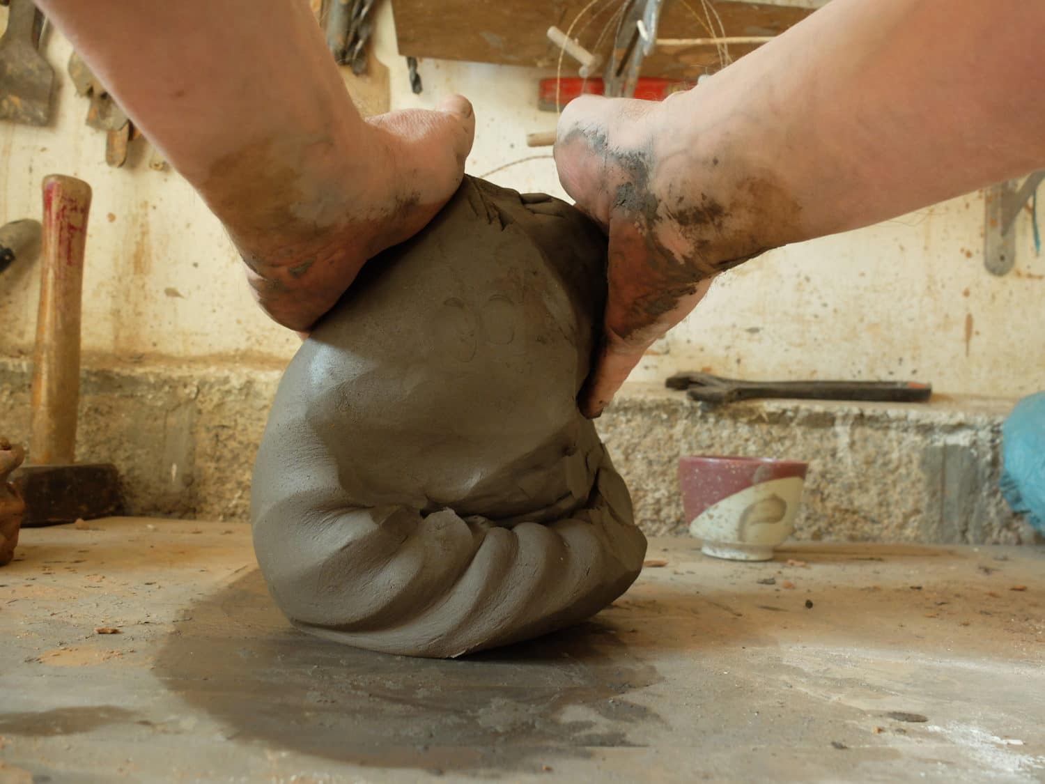 Terre battue en spirale aApprentissages des gestes du tournages