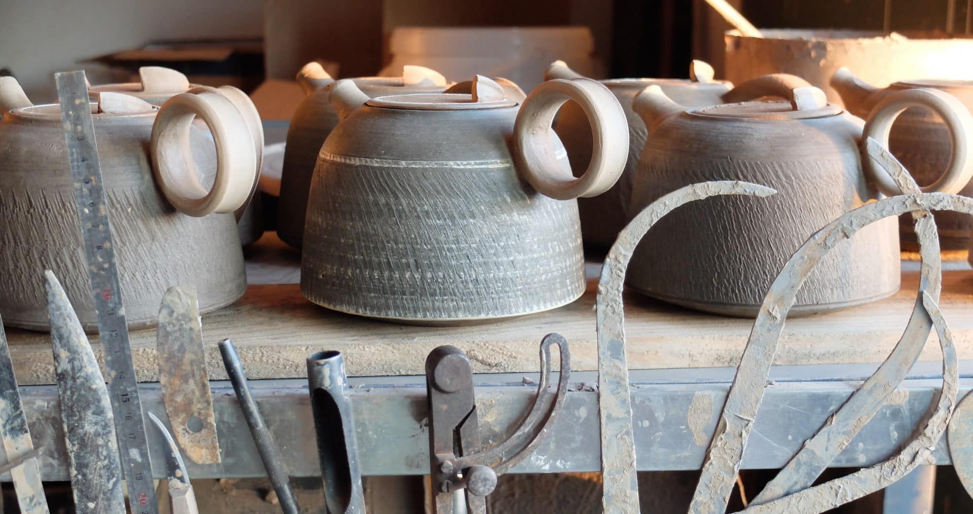 L'atelier, théières crues